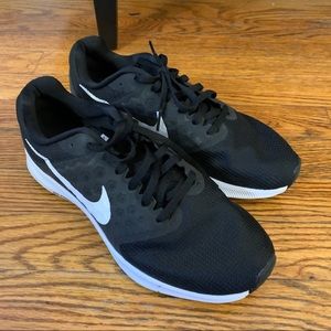nike womans sneakers - size 9.5